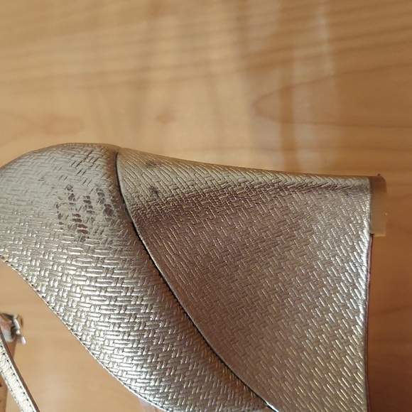 Badgley Mischka Soft Gold Embossed Pattern Leather Wedges Size 8 - Picture 12 of 16
